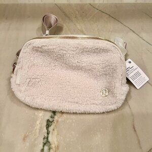 NWT lululemon Everywhere Belt Bag Plush Fleece